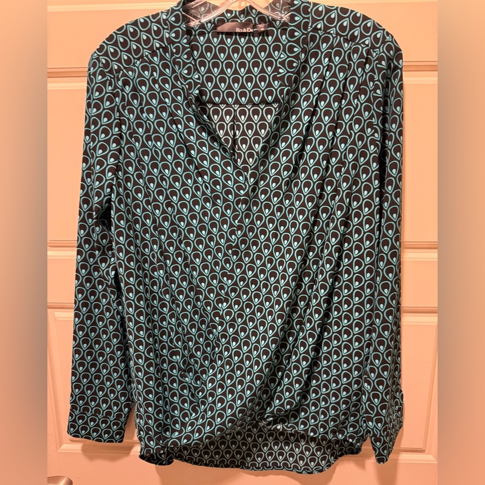 Ro & De Black/Teal print cross front blouse. Dressy blouse. Like New. Size M